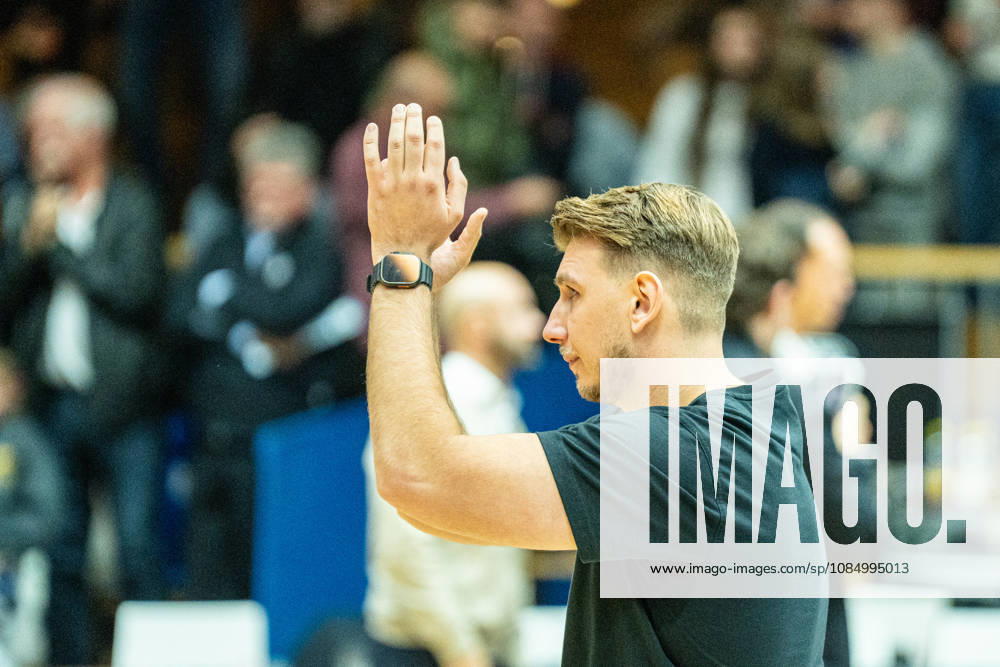 Florian Flabb of the Hakro Merlins Crailsheim, head coach, applauds the fans after the game, GER, Hakro Merlins Crailsheim vs. Eisbären Bremerhaven, Basketball, 2nd Basketball Bundesliga ProA, Men s, Matchday 6, 2026–2027 Season, October 24, 2026 GER, Hakro Merlins Crailsheim vs. Eisbären Bremerhaven, Basketball, 2nd Basketball Bundesliga ProA, Men, Matchday 6, 2026–2027 season, October 24, 2026 Ilshofen