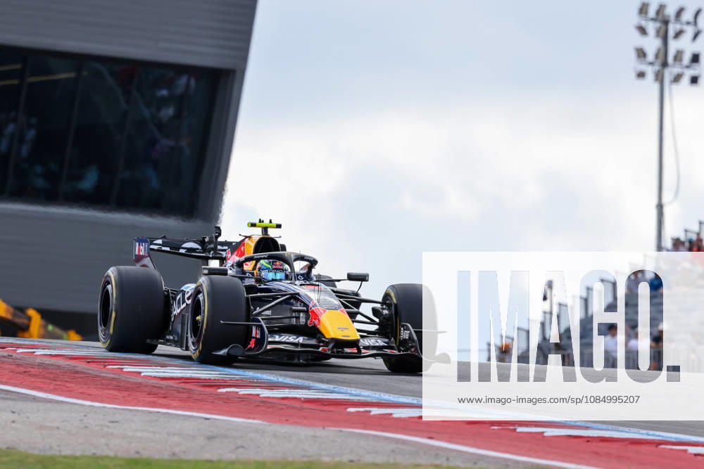 Isack Hadjar from France, driving the (6) Oracle Red Bull Racing RB22 Red Bull Ford during United States Grand Prix - Austin - Saturday - Free Practice 3 at Circuit of the Americas (COTA) in Austin. Italy - ZUMAm313 20261024_zsp_m313_329