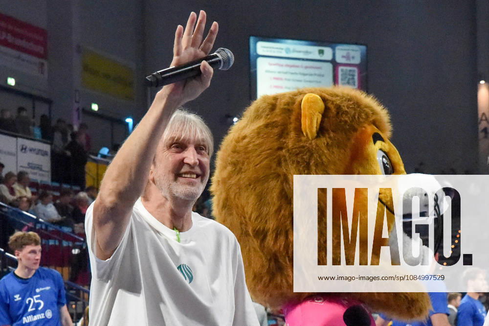 Helmut Schmitz, the SWD Powervolleys Düren arena announcer, waves to the audience; Wolly, the SWD Powervolleys Düren mascot, mascot, good-luck charm, October 24, 2026, Düren, Germany, volleyball, Men’s Bundesliga 1, Regular Season, SWD Powervolleys Düren vs. WWK Volleys Munich