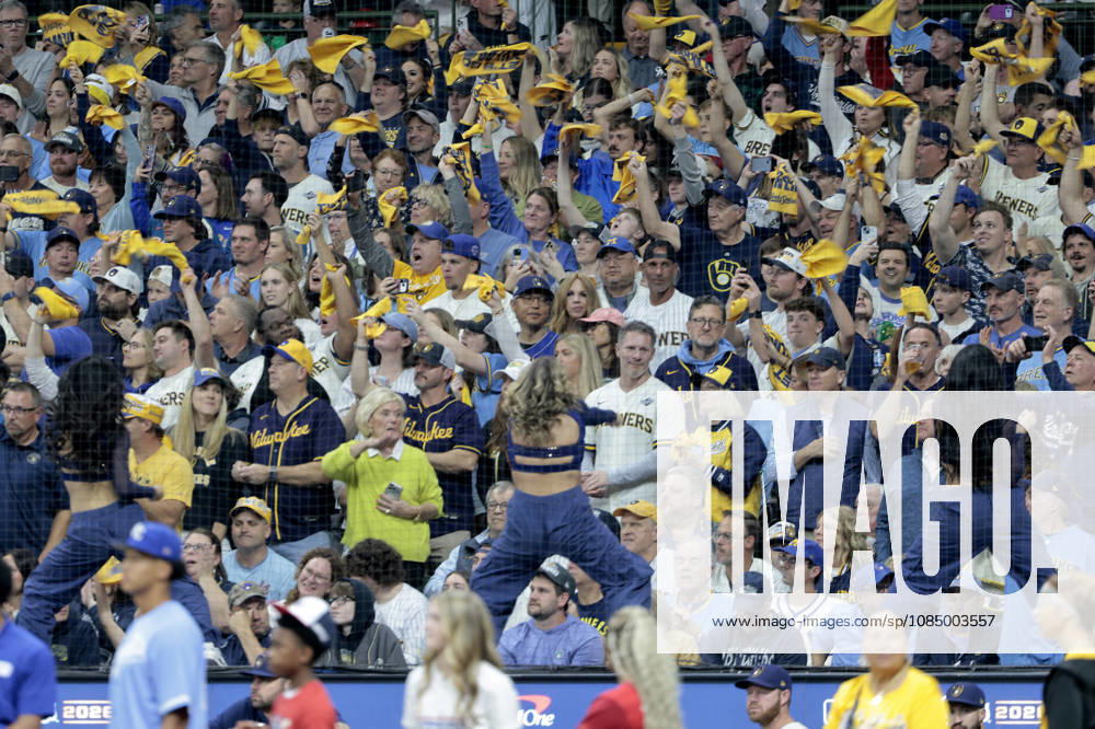 Milwaukee Brewers cheerleaders get fans on their feet before the start of game two of the 2026 MLB, Baseball Herren, USA World Series against the Tampa Bay Rays at American Family Field in Milwaukee, Wisconsin, on Saturday, October 24, 2026. MIL20261024703 TANNENxMAURY