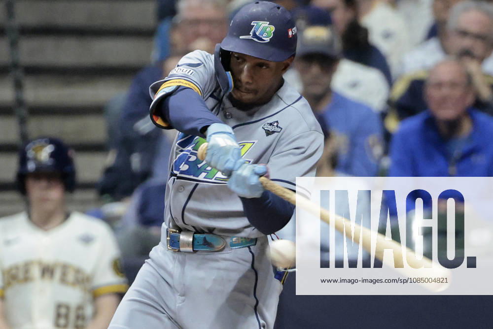 Tampa Bay Rays Chandler Simpson (14) hits an rbi-single in the first inning against the Milwaukee Brewers during game two of the 2026 MLB, Baseball Herren, USA World Series at American Family Field in Milwaukee, Wisconsin, on Saturday, October 24, 2026. MIL20261024708 TANNENxMAURY