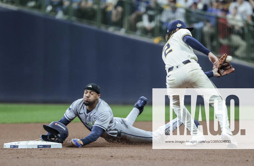 Tampa Bay Rays Chandler Simpson safely steals second past the tag of Milwaukee Brewers second baseman Brice Turang (2) in the first inning during game two of the 2026 MLB, Baseball Herren, USA World Series at American Family Field in Milwaukee, Wisconsin, on Saturday, October 24, 2026. MIL20261024710 TANNENxMAURY