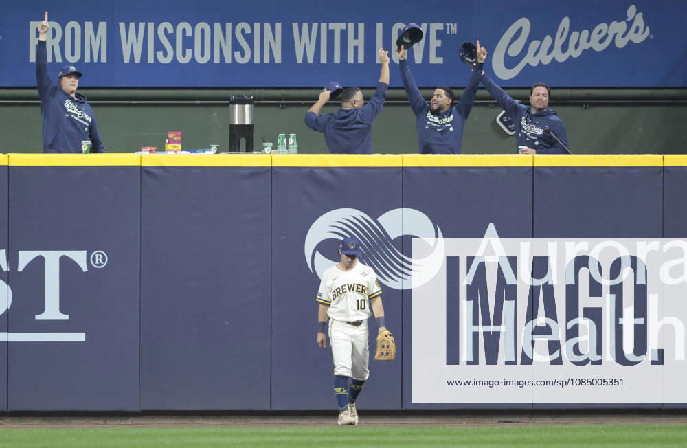 The Milwaukee Brewers bullpen celebrates as Brewers right fielder Sal Frelick (10) walks away after Tampa Bay Rays Liam Hicks hit a two-run home run in the first inning during game two of the 2026 MLB, Baseball Herren, USA World Series at American Family Field in Milwaukee, Wisconsin, on Saturday, October 24, 2026. MIL20261024713 TANNENxMAURY