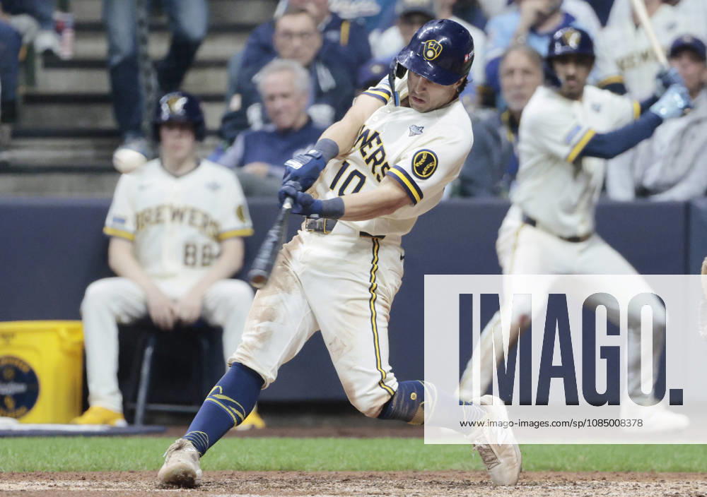 Milwaukee Brewers Sal Frelick (10) hits a solo home run against the Tampa Bay Rays in the sixth inning during game two of the 2026 MLB, Baseball Herren, USA World Series at American Family Field in Milwaukee, Wisconsin, on Saturday, October 24, 2026. MIL20261024738 TANNENxMAURY