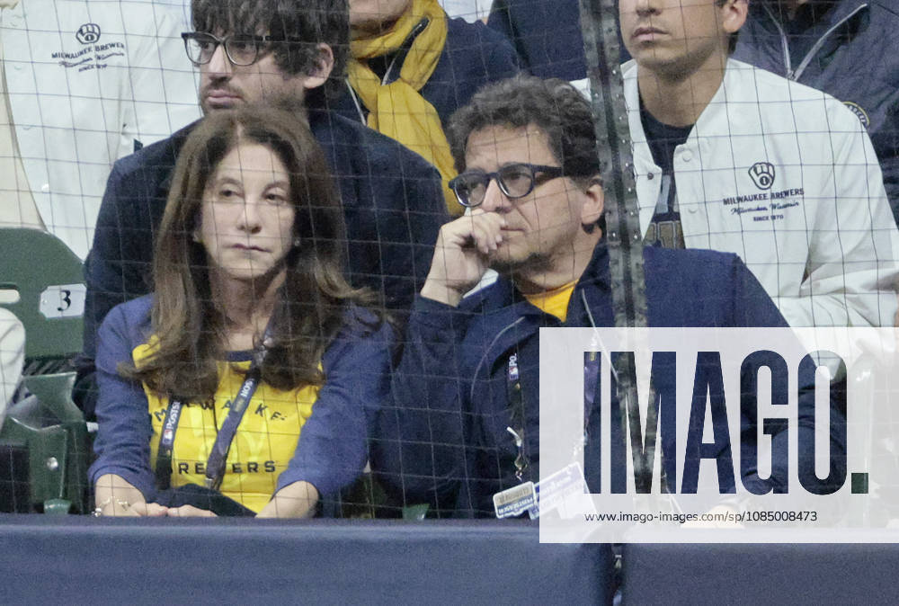 Milwaukee Brewers owner Mark Attanasio and his wife Debbie watch as their team plays the Tampa Bay Rays in game two of the 2026 MLB, Baseball Herren, USA World Series at American Family Field in Milwaukee, Wisconsin, on Saturday, October 24, 2026. MIL20261024744 TANNENxMAURY