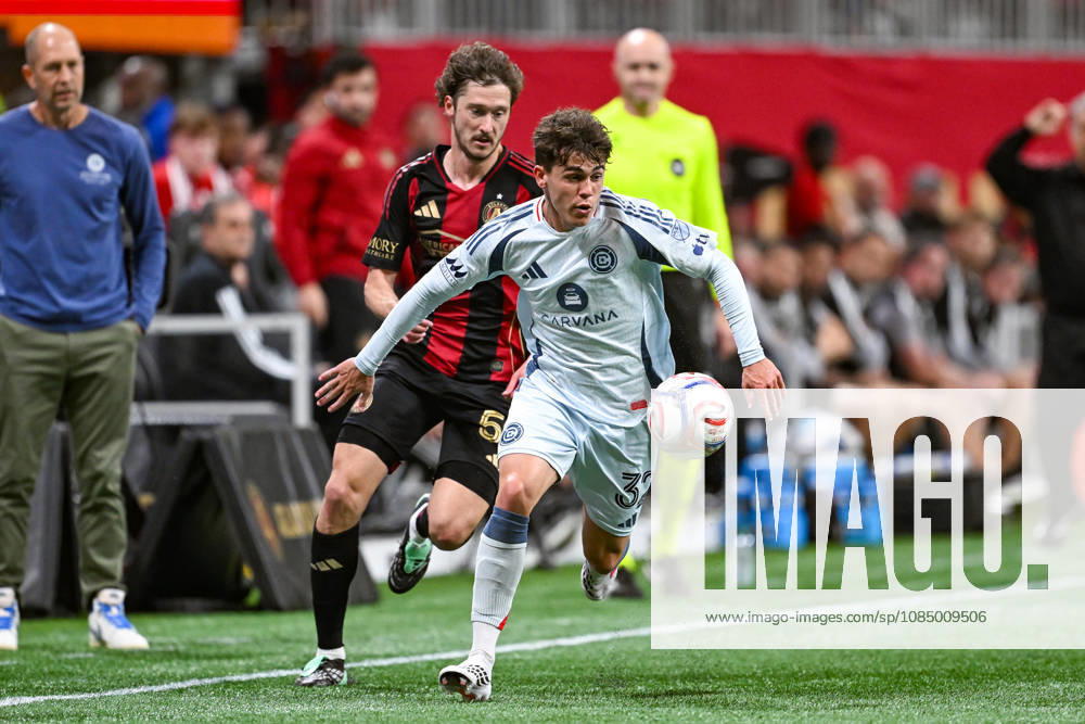 ATLANTA, GA - OCTOBER 24: Noah Allen 32 of Chicago dribbles during the MLS, Fussball Herren, USA match between Chicago Fire FC and Atlanta United FC on October 24th, 2026 at Mercedes-Benz Stadium in Atlanta, GA.(Photo by Rich von Biberstein Icon Sportswire) SOCCER: OCT 24 MLS Atlanta United vs Chicago Fire FC Icon261024010