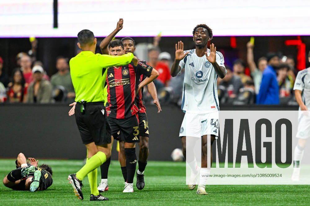 ATLANTA, GA - OCTOBER 24: Dje DÕavilla 42 of Chicago protests a foul call during the MLS, Fussball Herren, USA match between Chicago Fire FC and Atlanta United FC on October 24th, 2026 at Mercedes-Benz Stadium in Atlanta, GA.(Photo by Rich von Biberstein Icon Sportswire) SOCCER: OCT 24 MLS Atlanta United vs Chicago Fire FC Icon261024016