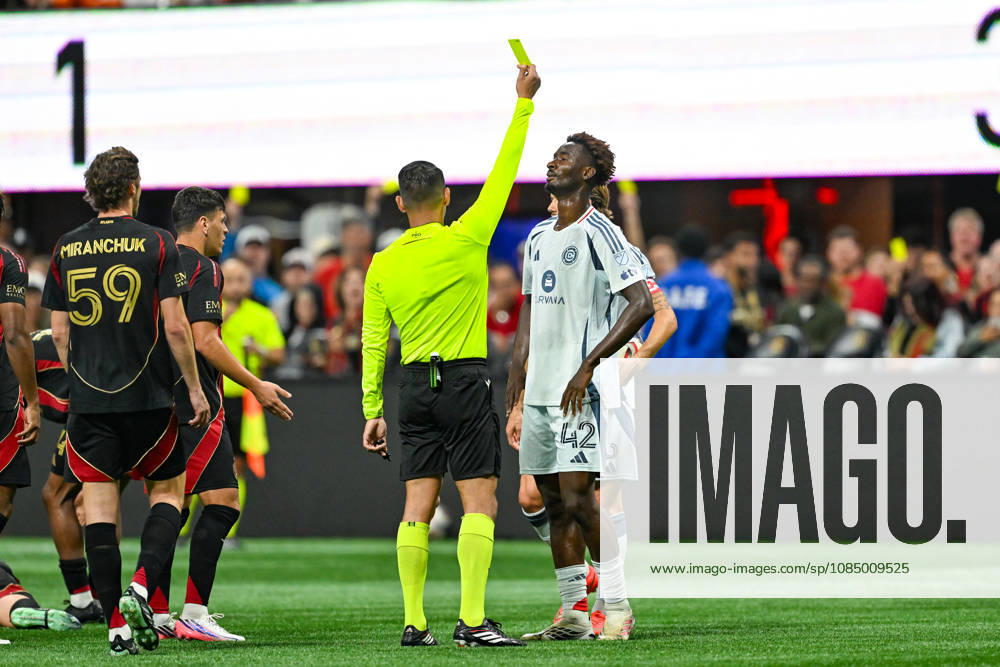 ATLANTA, GA - OCTOBER 24: Dje DÕavilla 42 of Chicago receives a yellow card during the MLS, Fussball Herren, USA match between Chicago Fire FC and Atlanta United FC on October 24th, 2026 at Mercedes-Benz Stadium in Atlanta, GA.(Photo by Rich von Biberstein Icon Sportswire) SOCCER: OCT 24 MLS Atlanta United vs Chicago Fire FC Icon261024017