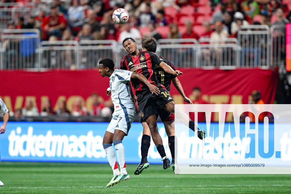 ATLANTA, GA - OCTOBER 24: Mauricio Amaro 14 of Atlanta heads the ball during the MLS, Fussball Herren, USA match between Chicago Fire FC and Atlanta United FC on October 24th, 2026 at Mercedes-Benz Stadium in Atlanta, GA.(Photo by Rich von Biberstein Icon Sportswire) SOCCER: OCT 24 MLS Atlanta United vs Chicago Fire FC Icon261024034