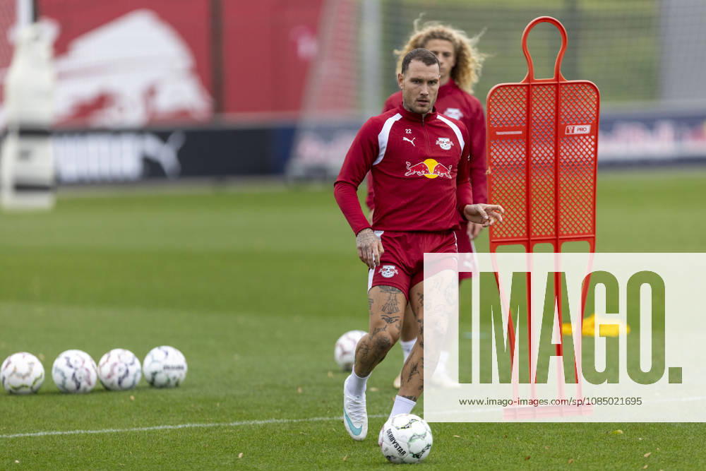 GER, Leipzig, Soccer, RB Leipzig public training session—pictured from left: David Raum (RB Leipzig 22), in action with the ball, October 25, 2026, RB Leipzig Academy Training, Cottaweg, Leipzig; DFL and DFB regulations prohibit any use of photographs as image sequences and or quasi-video,