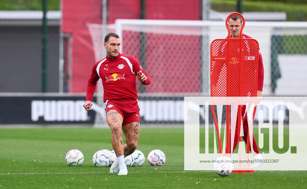 RB Leipzig Training, Bundesliga, Leipzig, October 25, 2026, RBL Academy Training Center, Soccer, Bundesliga, RB Leipzig Training, Pictured from left: David Raum (22), RB Leipzig, and Lukas Klostermann (16), RB Leipzig, Picture Point