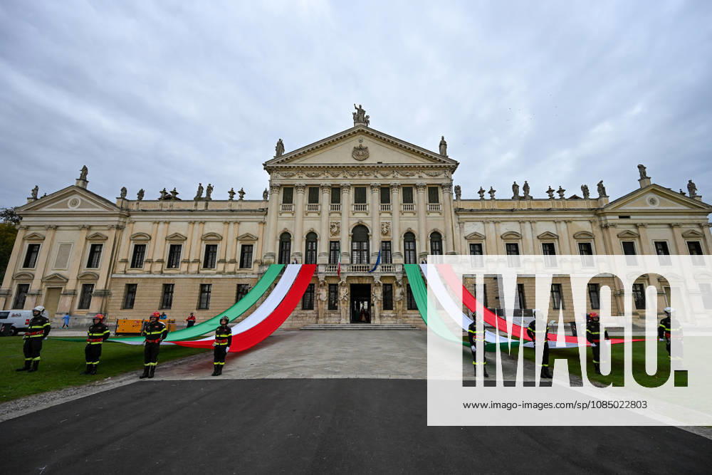 IPA90160931 - Italian Flag Celebration Before the Start of the 40th Venice Marathon in 2026, a marathon race in Venice, Italy, on October 25, 2026