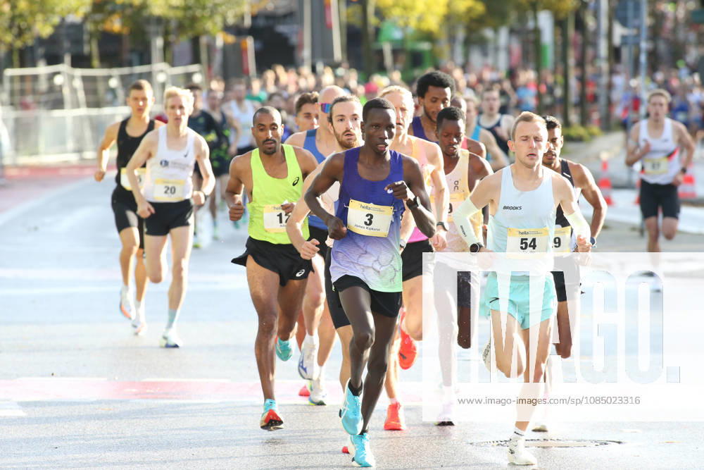 32nd Edition of the Hella Hamburg Half Marathon: Nearly 21,000 runners completed the course on Sunday. The leading pack, led by James KIPKURUI, No. 3, on the Reeperbahn in St. Pauli, Hamburg