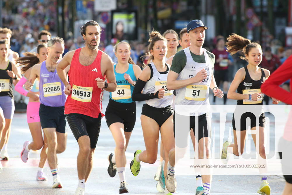 32nd edition of the Hella Hamburg Half Marathon: Nearly 21,000 runners completed the course on Sunday. Participants in the first starting block on the Reeperbahn in St. Pauli, Hamburg