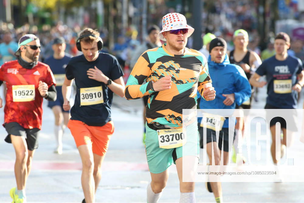 32nd edition of the Hella Hamburg Half Marathon: Nearly 21,000 runners completed the course on Sunday. Participants in the first starting block on the Reeperbahn in St. Pauli, Hamburg