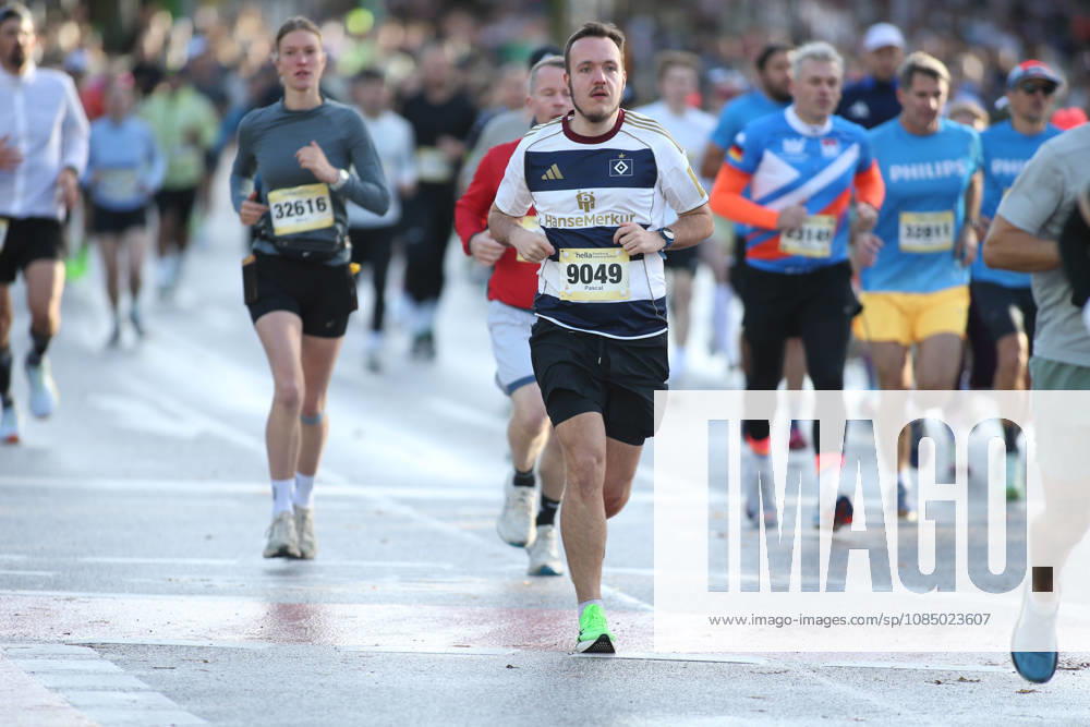 32nd edition of the Hella Hamburg Half Marathon: Nearly 21,000 runners completed the course on Sunday. Participants in the first starting block on the Reeperbahn in St. Pauli, Hamburg