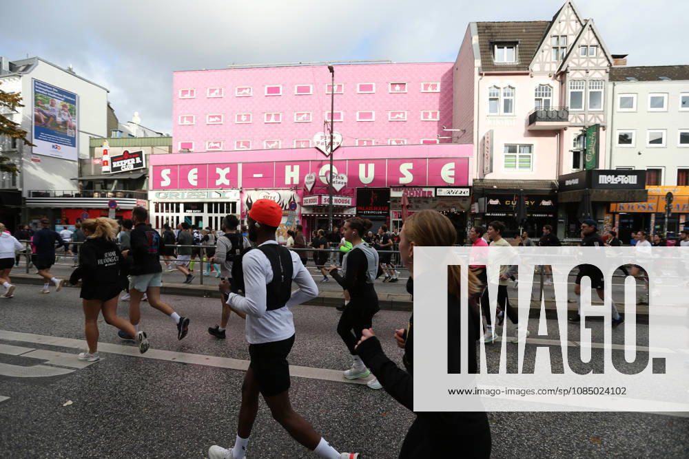 32nd edition of the Hella Hamburg Half Marathon: Nearly 21,000 runners completed the course on Sunday. Runners in the fifth starting block ran along the Reeperbahn in St. Pauli, Hamburg.