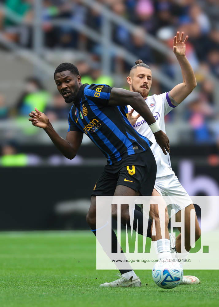 Internazionale v ACF Fiorentina - Serie A - Season 2026-2027 Milan, Italy, 25th October 2026. Radu Dragusin of ACF Fiorentina challenges Marcus Thuram of FC Internazionale during the Internazionale vs ACF Fiorentina Serie A match at Giuseppe Meazza, Milan. Picture credit should read: Jonathan Moscrop Milan Stadio Giuseppe Meazza Italy