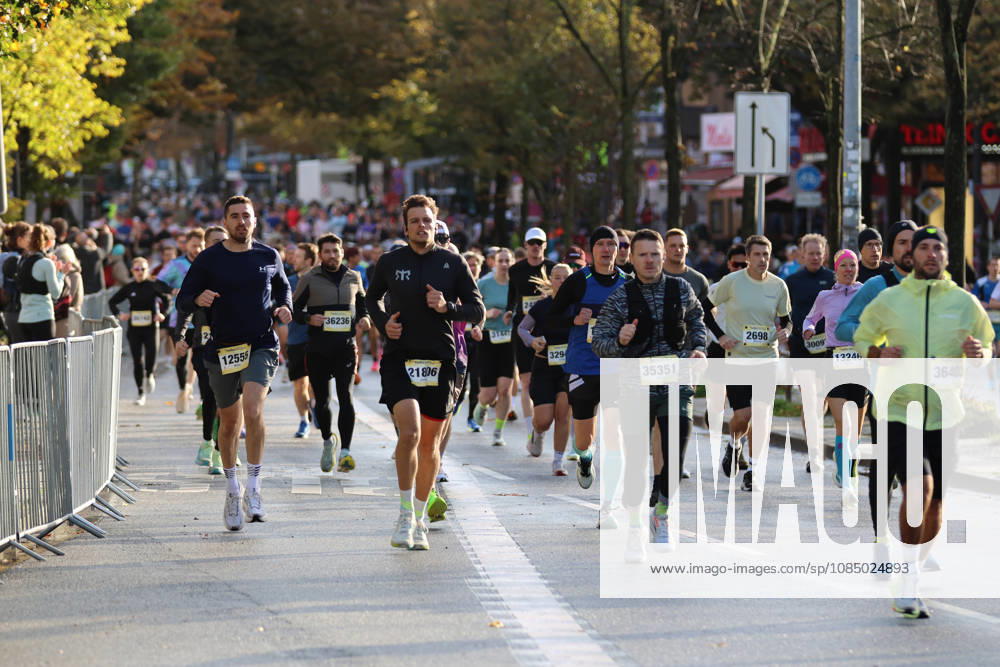 The field of participants at the 32nd Hella Half Marathon in Hamburg on the Reeperbahn