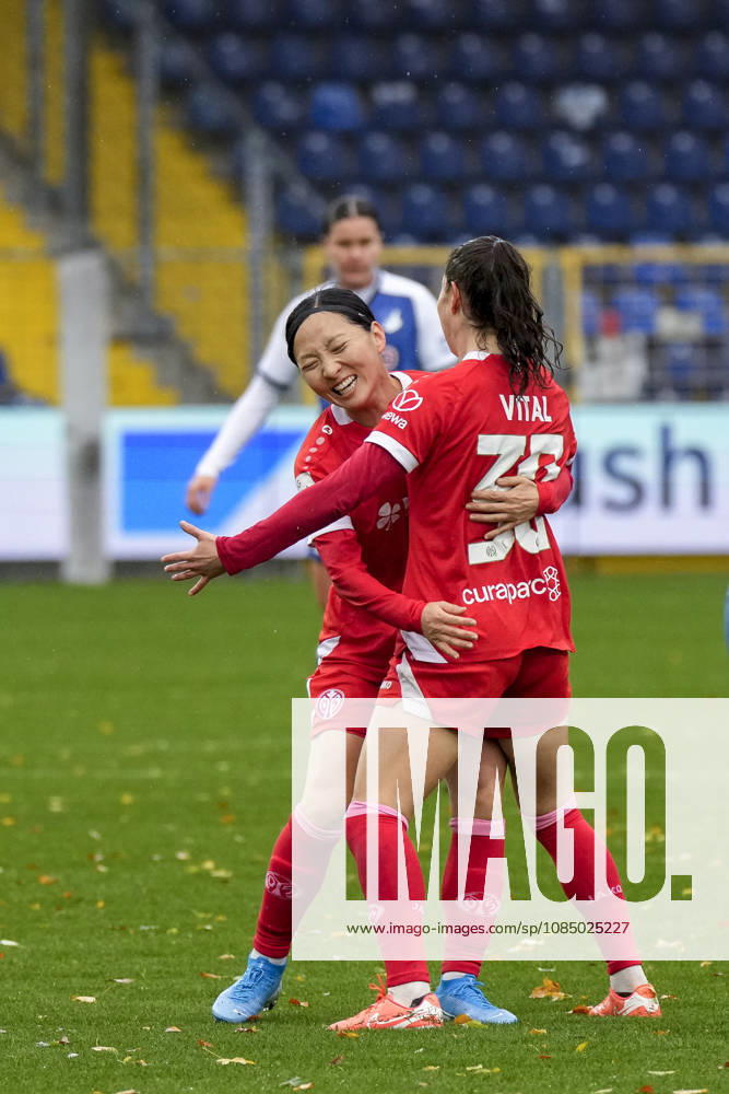 V li Akari Kurishima Mainz, 6, goal scorer Vital Kats Mainz, 30, players from 1 FSV Mainz 05 celebrating the 0-1 goal, Celebration, goal celebration, scoring a goal, celebrate the goal, goal, celebration, celebrating the goal, rejoicing, joy, happy, optimistic, positive, game scene, highlight, action, 10 25 2026, Sinsheim, Hoffenheim, Germany, soccer, Google Pixel Women’s Bundesliga, TSG 1899 Hoffenheim vs. 1 FSV Mainz 05, DFB and DFL regulations prohibit any use of photographs as image sequences and or quasi-video
