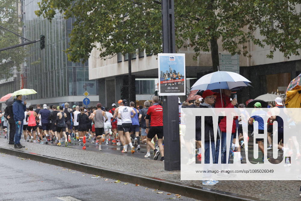 Track and Field 43 Mainova Frankfurt Marathon in the rain Spectators with umbrellas Frankfurt, Main, Hesse, Germany