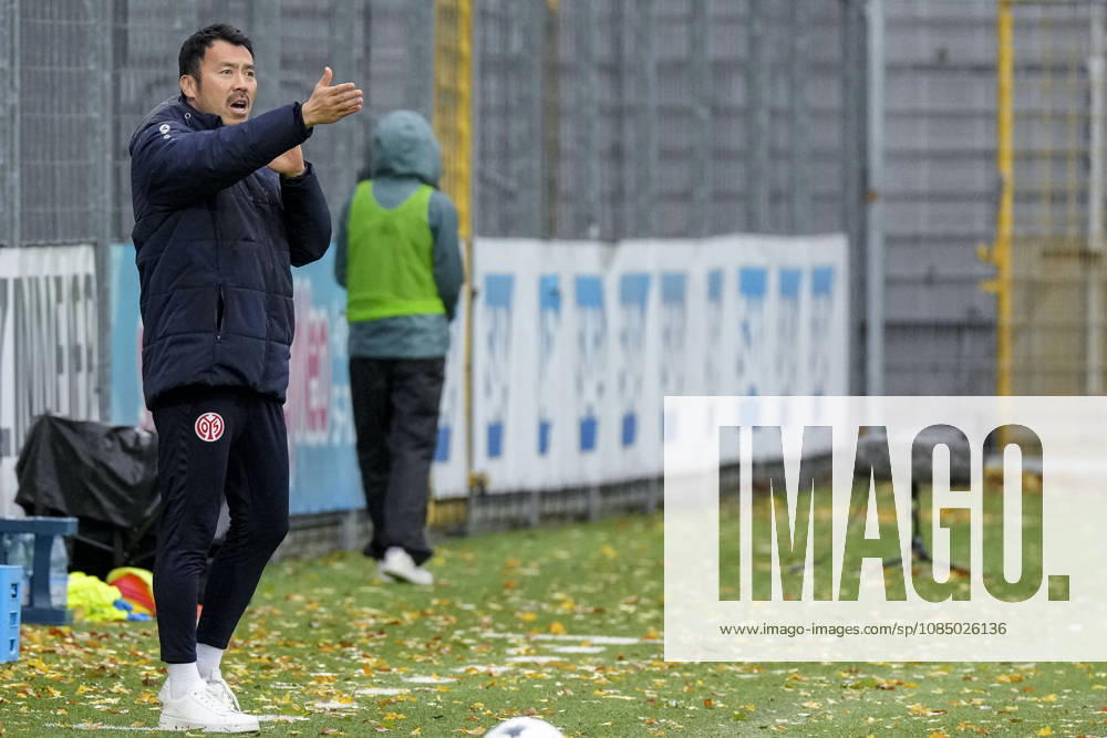 Takashi Yamashita, coach and head coach of Mainz, gives instructions, gesturing with his arms, on the sidelines, at the sideline, October 25, 2026, Sinsheim, Hoffenheim, Germany, soccer, Google Pixel, Women’s Bundesliga, TSG 1899 Hoffenheim vs. FSV Mainz 05, DFB and DFL regulations prohibit any use of photographs as image sequences and or quasi-video