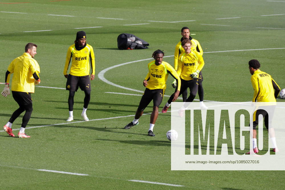 Soccer, Bundesliga 1, Borussia Dortmund Training: Patrick Drewes, Carney Chukwuemeka, Joane Gadou, Borussia Dortmund, Dortmund