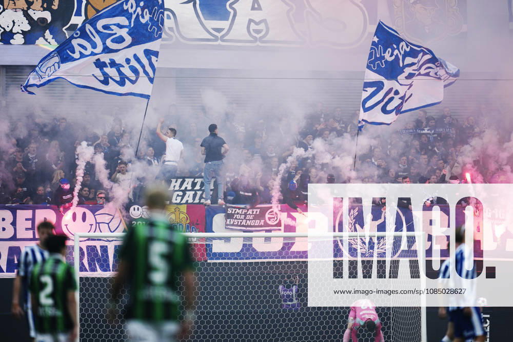 BORAS, SWEDEN 20261025 IFK Göteborg fans holding flares during Sunday s Allsvenskan soccer match between GAIS and IFK Göteborg at Gamla Ullevi, BORAS, SWEDEN