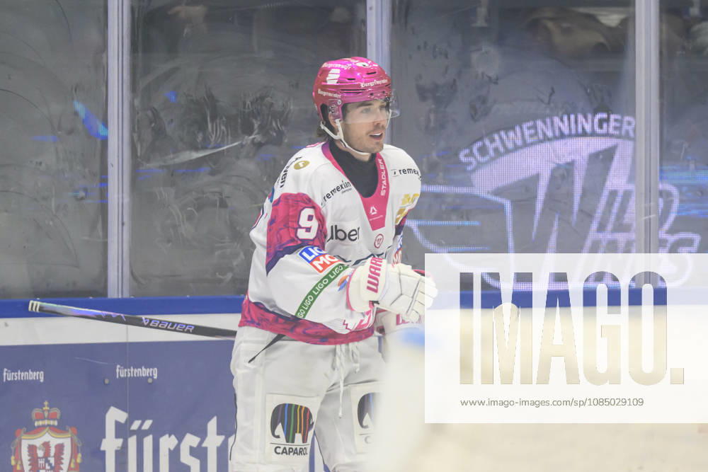 V l Ty Ronning, Eisbären Berlin 09, scores to make it 0–1, lead, goal, goal, score, Cheers, goal celebration, joy, excitement, celebrating, GER, Villingen Schwenningen, ice hockey, DEL 1, Schwenninger Wild Wings vs. Eisbären Berlin, at the Helios Arena, October 25, 2026,