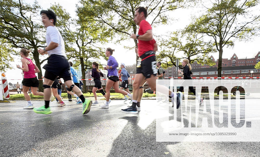 Half Marathon, Hamburg, Hamburg, RUNNING: The Heller Half Marathon. More than 20,000 runners participated in the half marathon through downtown Hamburg. Hamburg, Harbor, Elbe, City, Hamburg, Germany