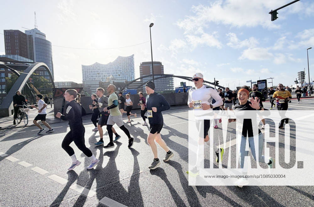 Half Marathon, Hamburg, Hamburg, RUNNING: The Heller Half Marathon. More than 20,000 runners participated in the half marathon through downtown Hamburg. Here, in front of the Elbphilharmonie, Hamburg Harbor, Elbe, City of Hamburg, Germany