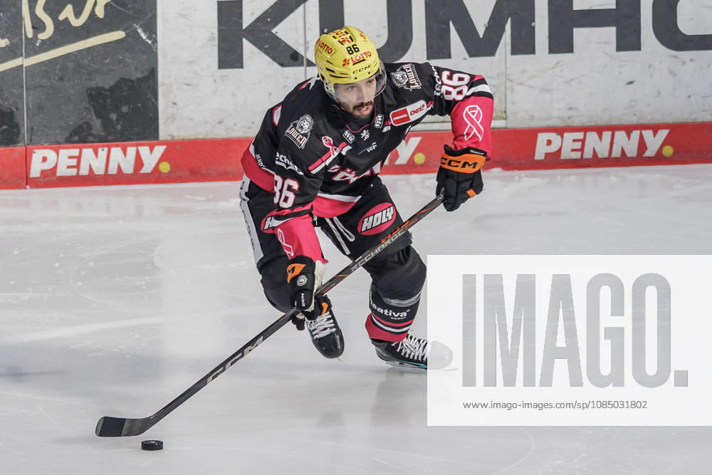 Penny DEL Löwen Frankfurt vs. Grizzlys Wolfsburg, October 25, 2026; Cameron Brace, Löwen Frankfurt, No. 86 with the puck, close-up, portrait, Löwen Frankfurt vs. Grizzlys Wolfsburg, Frankfurt, NIX Ice Arena