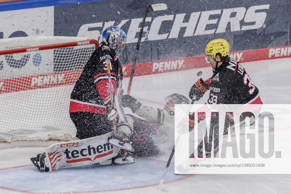 Penny DEL Löwen Frankfurt vs. Grizzlys Wolfsburg, October 25, 2026; Matej Leden (Löwen Frankfurt), 33, Adam Scheel (Löwen Frankfurt), 31, and Leo Hafenrichter (Grizzlys Wolfsburg), 29, in front of the Frankfurt goal; Löwen Frankfurt vs. Grizzlys Wolfsburg, Frankfurt, NIX Ice Arena