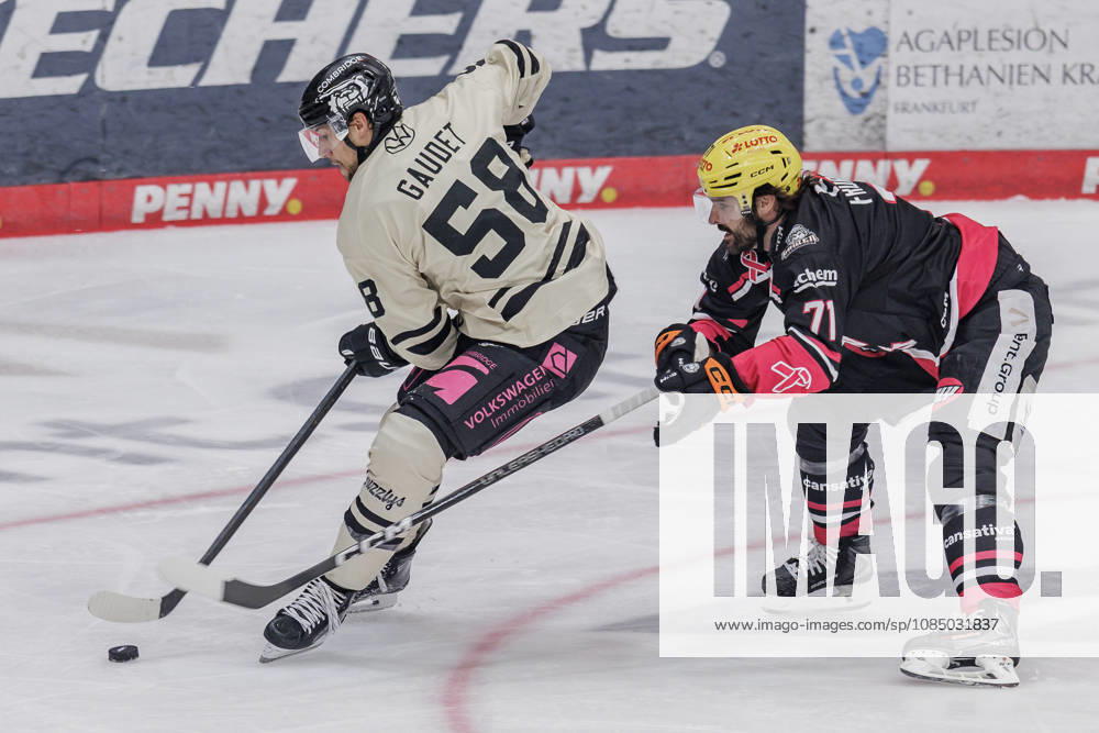 Penny DEL Löwen Frankfurt vs. Grizzlys Wolfsburg, October 25, 2026: Linus Fröberg (Löwen Frankfurt, 71) and Tyler Gaudet (Grizzlys Wolfsburg, 58) battle for the puck, Löwen Frankfurt vs. Grizzlys Wolfsburg, Frankfurt, NIX Ice Arena
