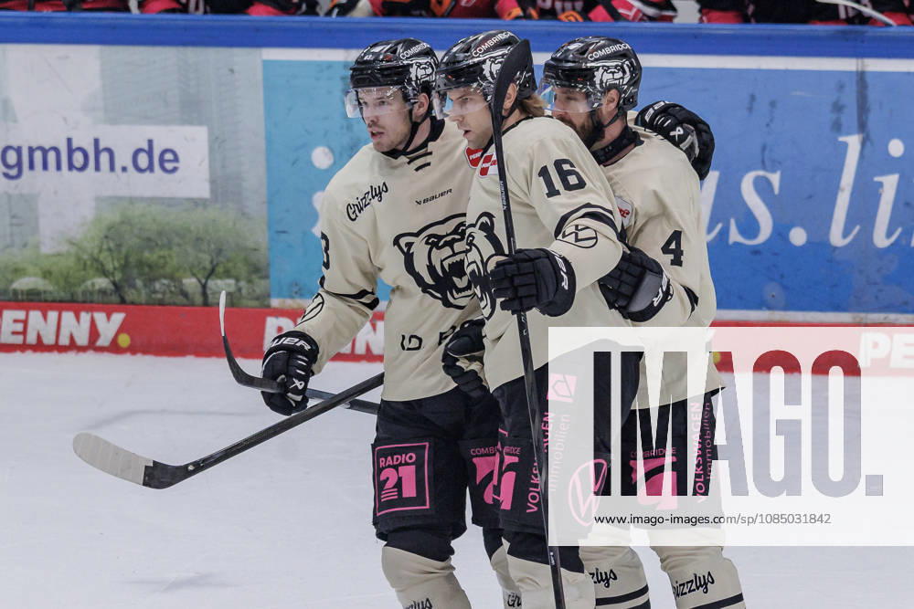 Penny DEL Löwen Frankfurt vs. Grizzlys Wolfsburg, October 25, 2026 Tommy Pasanen (Grizzly Adams Wolfsburg, 16) scored the goal to make it 0–1 and celebrated with Keaton Thompson (Grizzly Adams Wolfsburg, 4) and Luis Schinko (Grizzly Adams Wolfsburg, 63, Löwen Frankfurt vs. Grizzlys Wolfsburg, Frankfurt, NIX Ice Arena