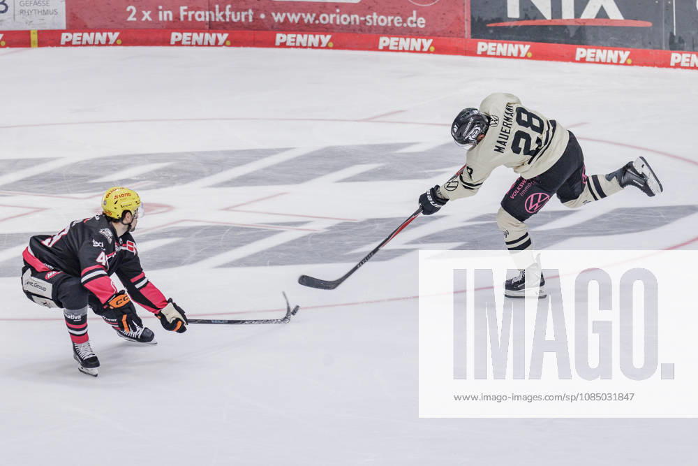 Penny DEL Löwen Frankfurt vs. Grizzlys Wolfsburg, October 25, 2026 Michael Joyaux (Löwen Frankfurt), 49, blocks a shot by Ross Mauermann (Grizzly Adams Wolfsburg), 28; Löwen Frankfurt vs. Grizzlys Wolfsburg, Frankfurt, NIX Ice Arena
