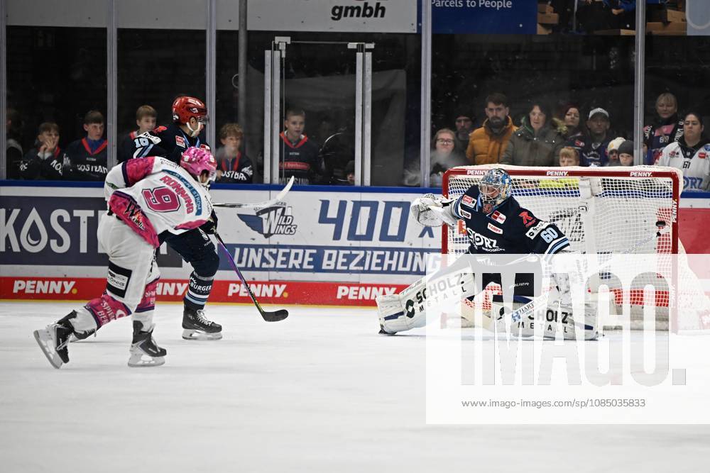 From left to right: Ty Ronning, Eisbären Berlin 9, to 1, 0, Joacim Eriksson, Schwenninger Wild Wings 60. Schwenninger Wild Wings vs. Eisbären Berlin, DEL, Regular Season, Matchday 12, 2026–2027 Season, October 25, 2026: Schwenninger Wild Wings vs. Eisbaeren Berlin, DEL, Regular Season, Matchday 12, 2026–2027 Season, October 25, 2026, Schwenningen