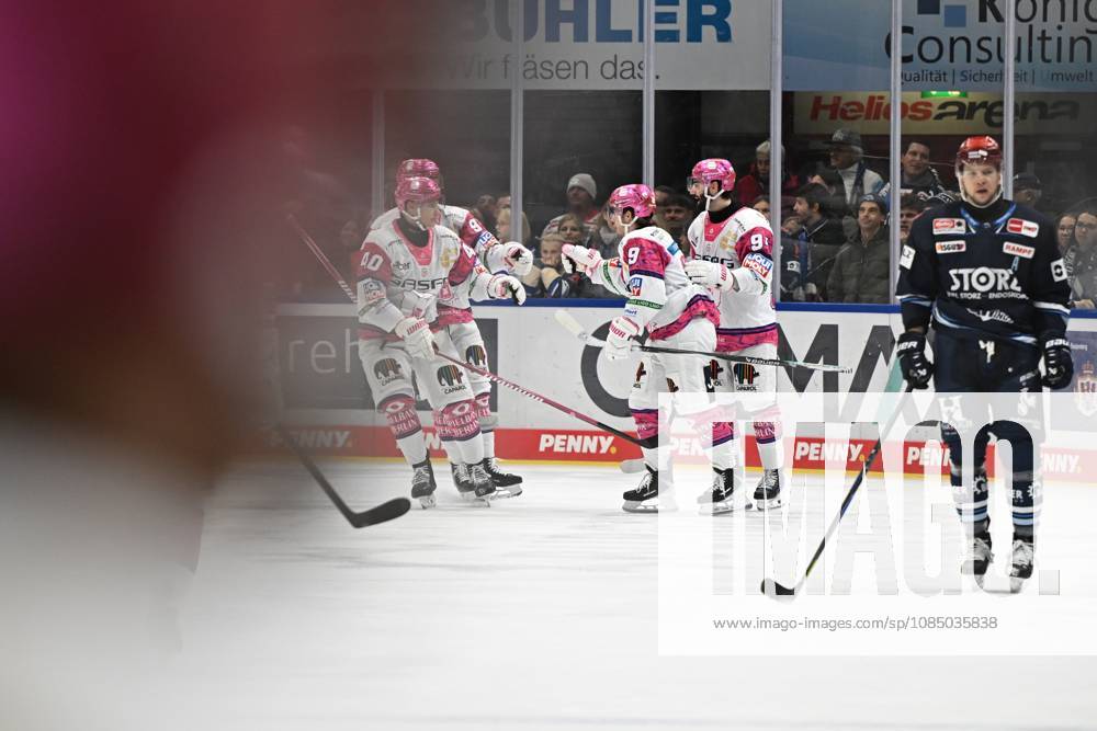 Celebration, from left to right: Korbinian Geibel (Eisbären Berlin) 40, Ty Ronning (Eisbären Berlin) 9. Schwenninger Wild Wings vs. Eisbären Berlin, DEL, Regular Season, Matchday 12, 2026–2027 Season, October 25, 2026: Schwenninger Wild Wings vs. Eisbaeren Berlin, DEL, Regular Season, Matchday 12, 2026–2027 season, October 25, 2026, Schwenningen