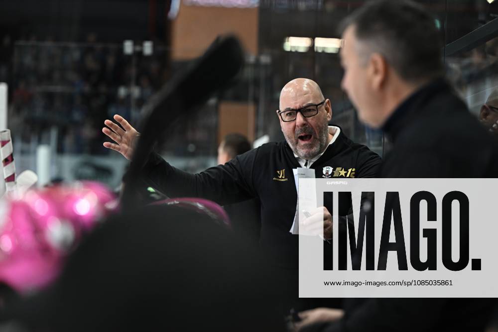 Rric Dubois, Head Coach of the Eisbären Berlin; Schwenninger Wild Wings vs. Eisbären Berlin, DEL, Regular Season, Matchday 12, 2026–2027 Season, October 25, 2026: Schwenninger Wild Wings vs. Eisbären Berlin, DEL, Regular Season, Matchday 12, 2026–2027 Season, October 25, 2026, Schwenningen