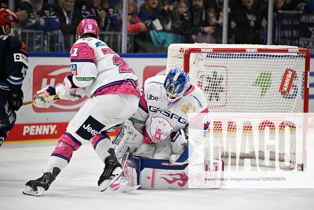 Jack LaFontaine of Eisbären Berlin (45) blocks a shot by the Schwenninger Wild Wings against Eisbären Berlin, DEL, Regular Season, Matchday 12, 2026–2027 Season, October 25, 2026: Schwenninger Wild Wings vs. Eisbären Berlin, DEL, Regular Season, Matchday 12, 2026–2027 Season, October 25, 2026, Schwenningen