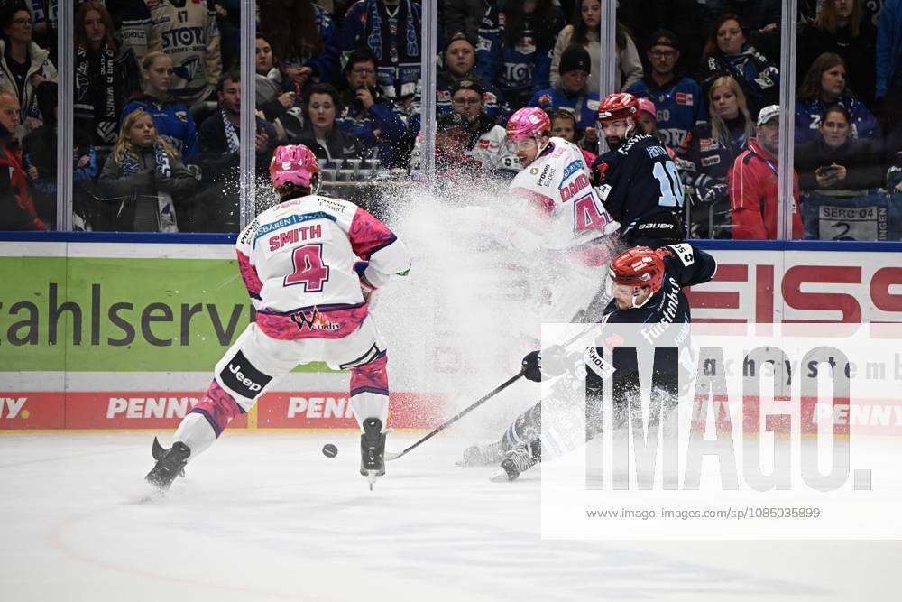 From left to right: Adam Smith (Eisbaeren Berlin) 4, Hakon Haenelt (Schwenninger Wild Wings) 19. Schwenninger Wild Wings vs. Eisbaeren Berlin, DEL, Regular Season, Matchday 12, 2026–2027 Season, October 25, 2026: Schwenninger Wild Wings vs. Eisbaeren Berlin, DEL, Regular Season, Matchday 12, 2026–2027 Season, October 25, 2026, Schwenningen