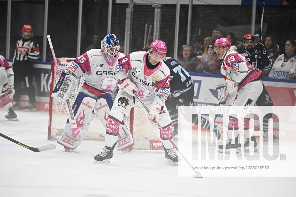 From left to right: Jack LaFontaine, Eisbären Berlin 45; Adam Smith, Eisbären Berlin 4; Schwenninger Wild Wings vs. Eisbären Berlin, DEL, Regular Season, Matchday 12, 2026–2027 Season, October 25, 2026: Schwenninger Wild Wings vs. Eisbaeren Berlin, DEL, Regular Season, Matchday 12, 2026–2027 Season, October 25, 2026, Schwenningen