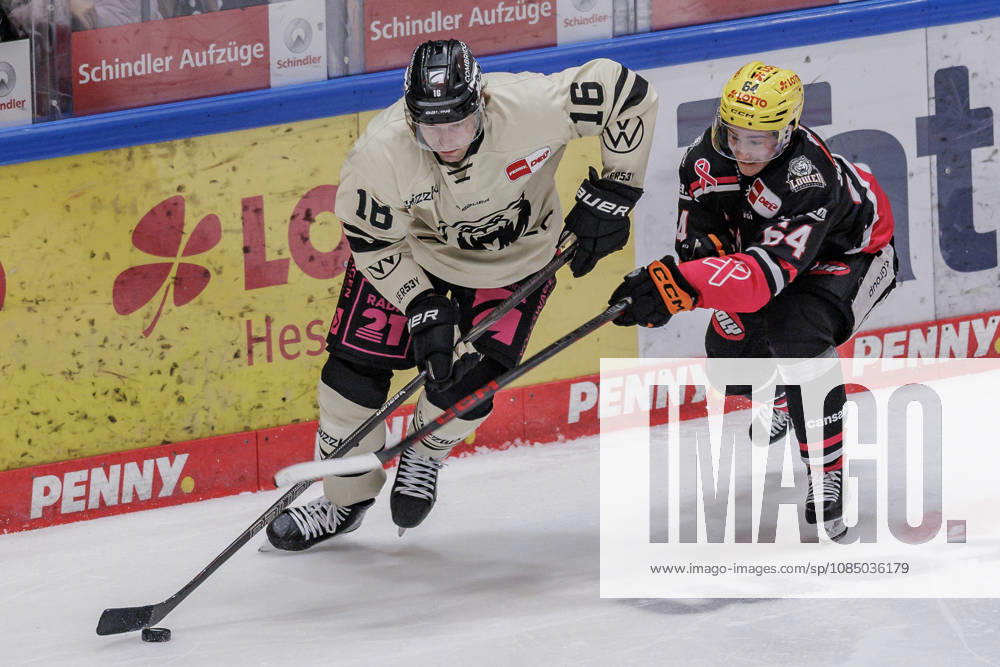 Penny DEL Löwen Frankfurt vs. Grizzlys Wolfsburg, October 25, 2026; Tommy Pasanen (Grizzly Adams, Wolfsburg, 16) and Markus Schweiger (Löwen Frankfurt, 64) battling for the puck, Löwen Frankfurt vs. Grizzlys Wolfsburg, Frankfurt, NIX Ice Arena