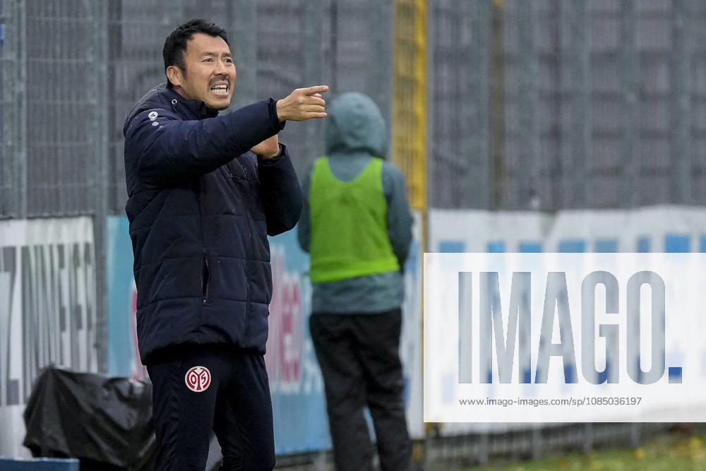Takashi Yamashita, coach and head coach of Mainz, gives instructions, gesturing with his arms; single frame, single photo, action, October 25, 2026, Sinsheim, Hoffenheim, Germany, soccer, Google Pixel Women’s Bundesliga, TSG 1899 Hoffenheim vs. FSV Mainz 05, DFB DFL REGULATIONS PROHIBIT ANY USE OF PHOTOGRAPHS AS IMAGE SEQUENCES AND OR QUASI-VIDEO