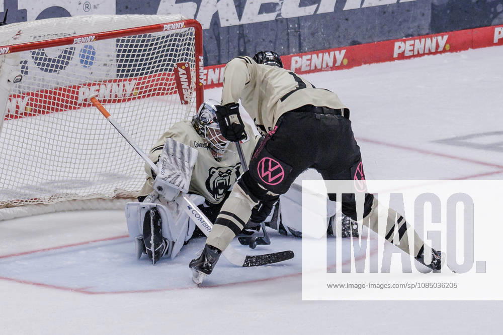 Penny DEL Löwen Frankfurt vs. Grizzlys Wolfsburg, October 25, 2026: Dustin Strahlmeier (Grizzly Adams Wolfsburg, No. 1) on the ice and Tommy Pasanen (Grizzly Adams Wolfsburg, No. 16) helps secure the puck, Löwen Frankfurt vs. Grizzlys Wolfsburg, Frankfurt, NIX Ice Arena