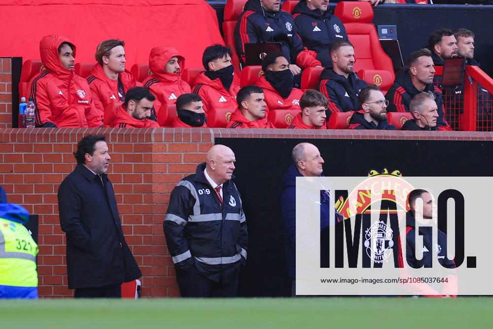 Manchester United gegen Bournemouth, 25. Oktober 2026, Premier League, Manchester United gegen Bournemouth: Die Einwechselspieler von Manchester United schauen zu. Foto: Simon Stacpoole, Offside, Manchester, Großbritannien