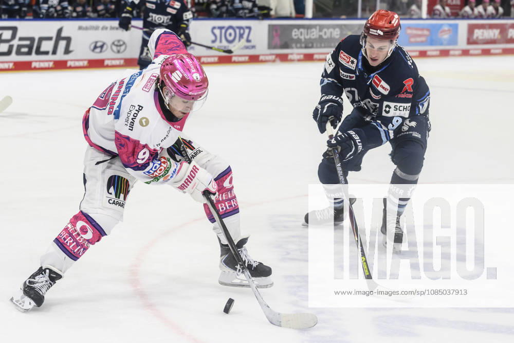 From left: Ty Ronning, Eisbären Berlin 09, Philip Feist, Schwenninger Wild Wings, face-off, action, battle, fighting for the puck, GER, Villingen-Schwenningen, ice hockey, DEL 1, Schwenninger Wild Wings vs. Eisbären Berlin, at the Helios Arena, October 25, 2026,