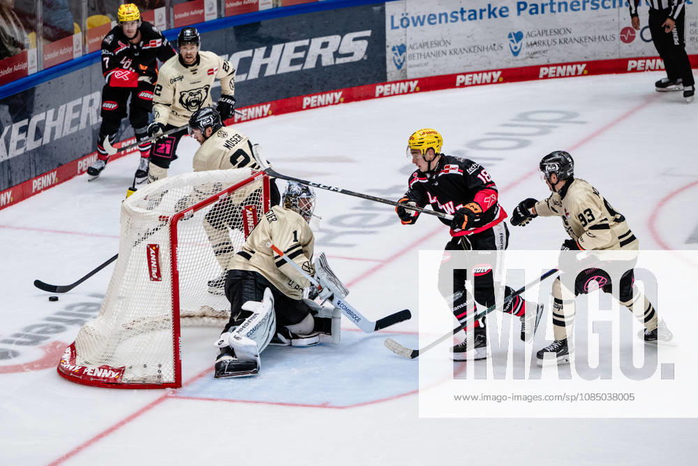 Dustin Strahlmeier, Grizzlys Wolfsburg, 01; Eric Uba, Löwen Frankfurt, 18 GER; Löwen Frankfurt vs. Grizzlys Wolfsburg, Ice Hockey, PENNY DEL, Matchday 12, 2026–2027 Season, October 25, 2026 GER, Löwen Frankfurt vs. Grizzlys Wolfsburg, Ice Hockey, PENNY DEL, Matchday 12, 2026–2027 Season, October 25, 2026 Frankfurt