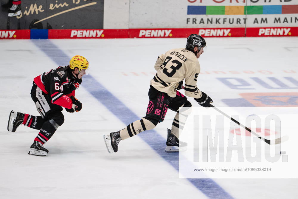 Markus Schweiger, Loewen Frankfurt, 64, Spencer Machacek, Grizzlys Wolfsburg, 93 GER, Loewen Frankfurt vs. Grizzlys Wolfsburg, Ice Hockey, PENNY DEL, Matchday 12, 2026–2027 Season, October 25, 2026 GER, Loewen Frankfurt vs. Grizzlys Wolfsburg, Ice Hockey, PENNY DEL, Matchday 12, 2026–2027 Season, October 25, 2026 Frankfurt
