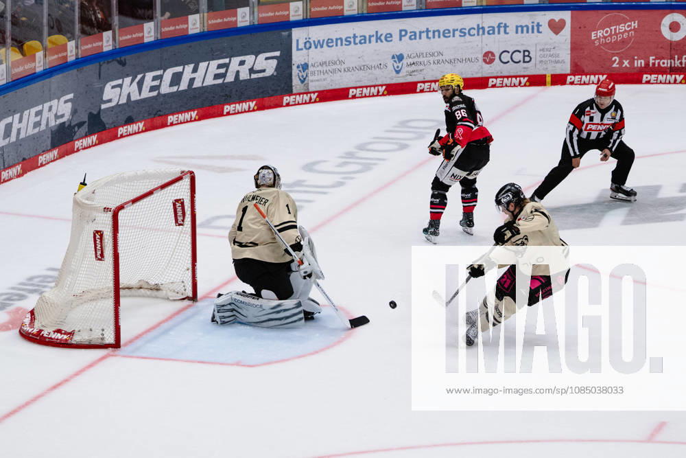 Dustin Strahlmeier, Grizzlys Wolfsburg, 01; Cameron Brace, Löwen Frankfurt, 86 GER; Löwen Frankfurt vs. Grizzlys Wolfsburg, Ice Hockey, PENNY DEL, Matchday 12, 2026–2027 Season, October 25, 2026 GER, Löwen Frankfurt vs. Grizzlys Wolfsburg, Ice Hockey, PENNY DEL, Matchday 12, 2026–2027 Season, October 25, 2026 Frankfurt